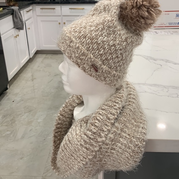 Steve Madden Cozy Cable knit Infinity Scarf and Winter Cap with Fuzzy. - Picture 2 of 6